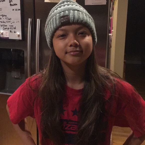 Women’s sage ponytail beanie never worn just model - Picture 4 of 9